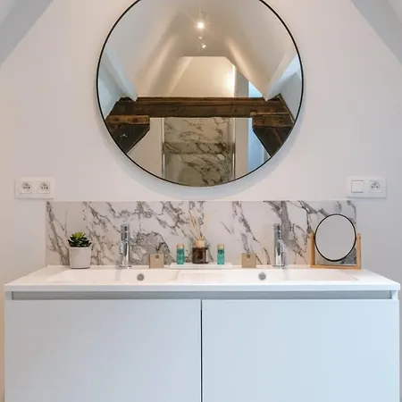 Huswell - Modern On Location In Apartment *