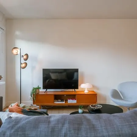 Huswell - Modern On Location In Apartment *