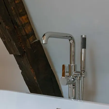 Huswell - Modern On Location In Apartment *